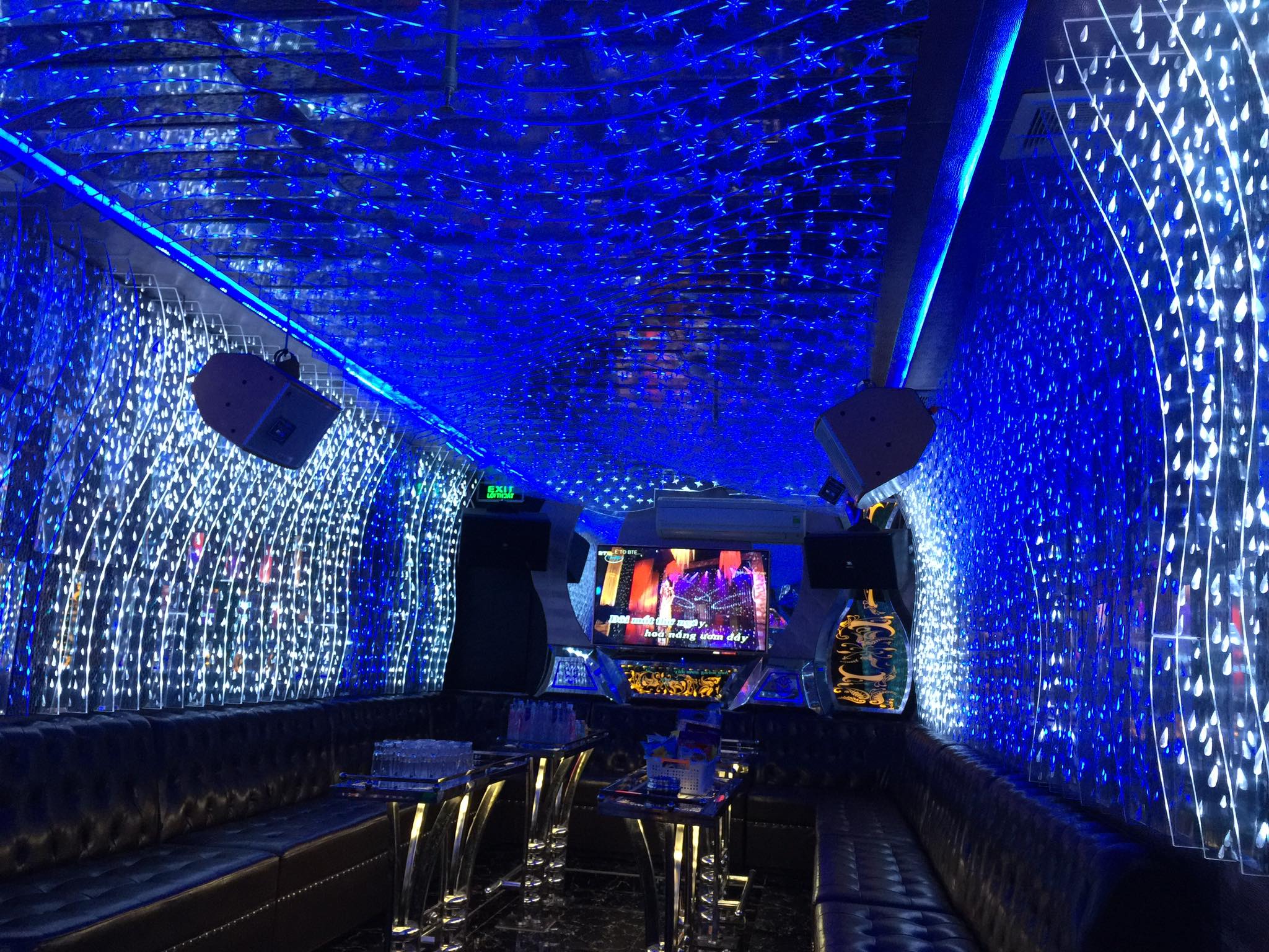 thiết kế ánh sáng karaoke hiện đại