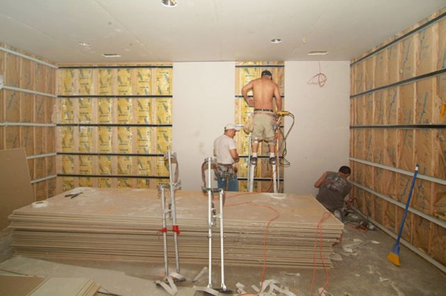 Mút trứng, bông khoáng và foam tiêu âm