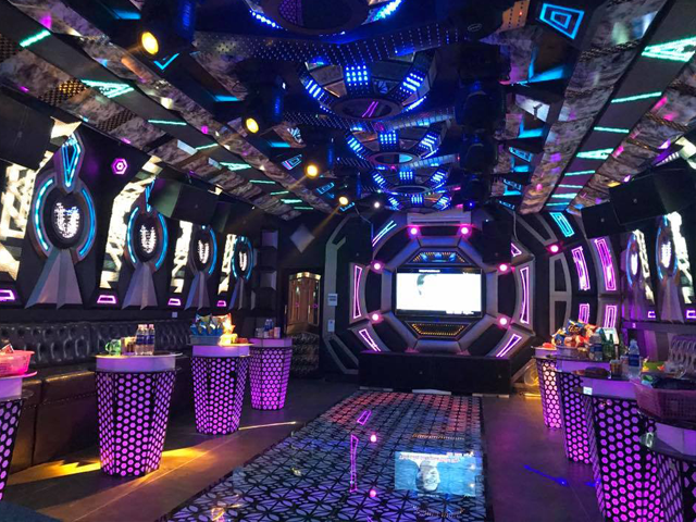Ý tưởng trang trí quán karaoke độc đáo – Biến không gian hát thành điểm check-in thời thượng